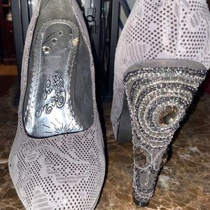 Naughty Monkey greyish lace pump and jeweled heel
